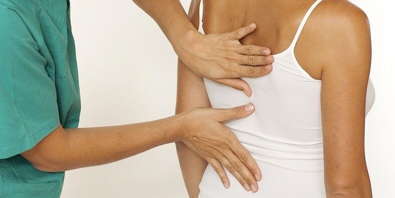 examen du dos pour douleur à l'omoplate