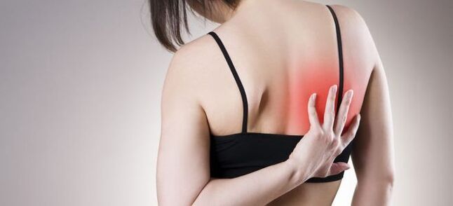 L'augmentation des maux de dos pendant le mouvement est un signe d'ostéochondrose thoracique