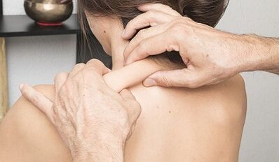 Massage avec ostéochondose cervicale