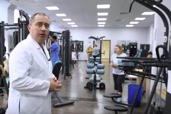 Cours de gymnase avec ostéochondose cervicale